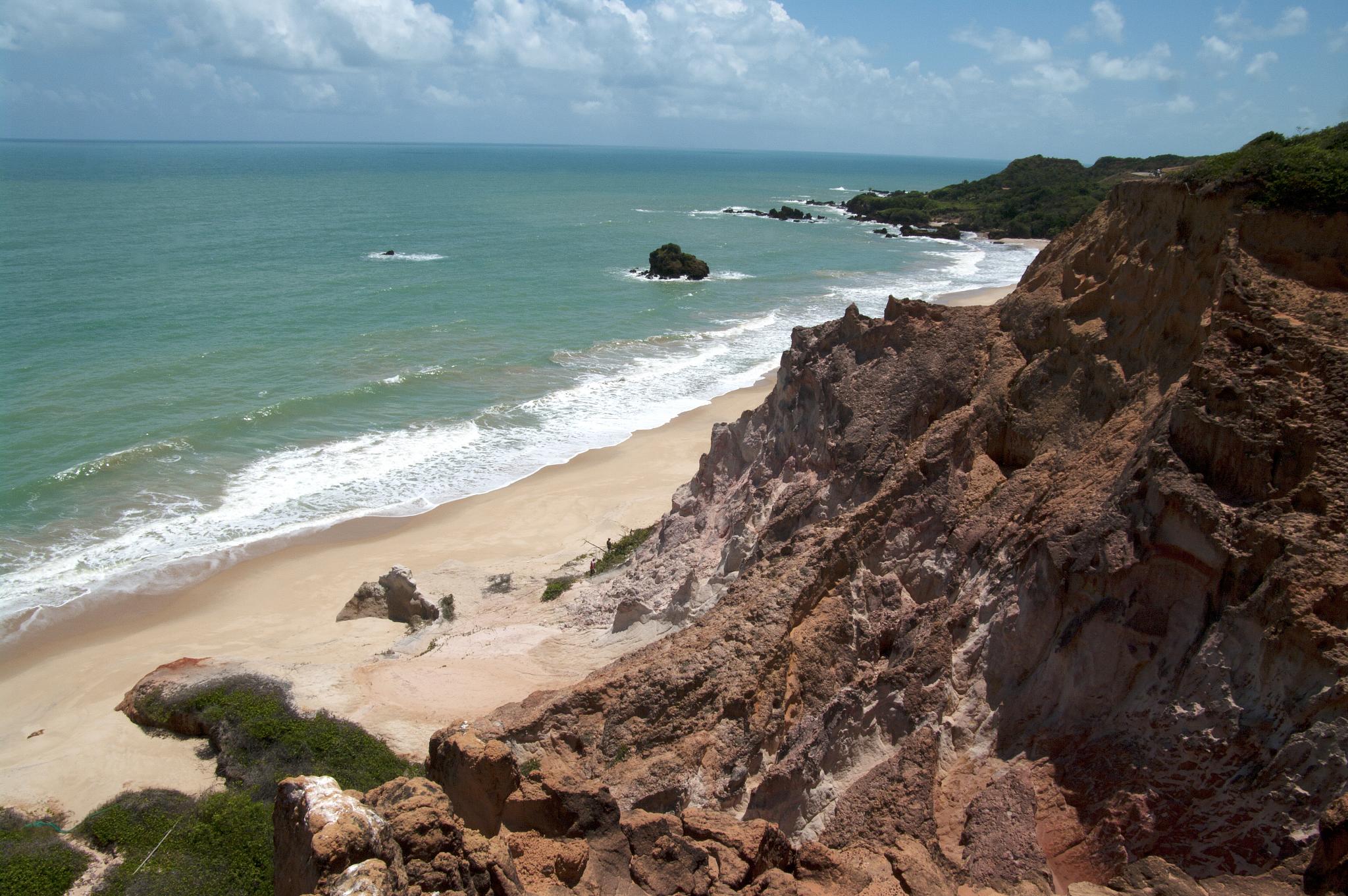 Costa, arena y acantilados de Praia de Tambaba, Paraíba.